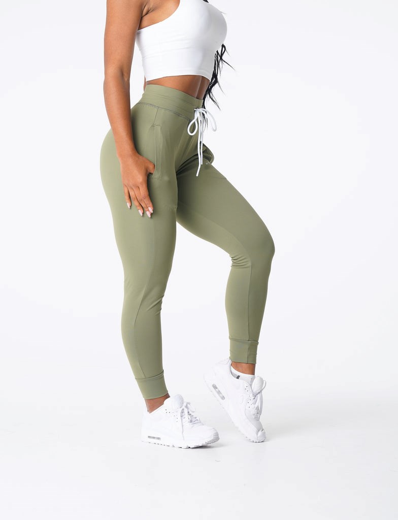 NVGTN Joggers Oliwkowe | 82397-IESN